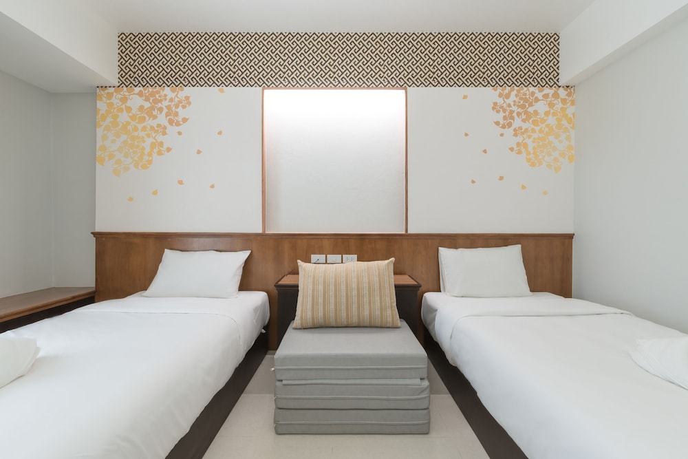 SUPERIOR, TWIN BEDS, POOL VIEW