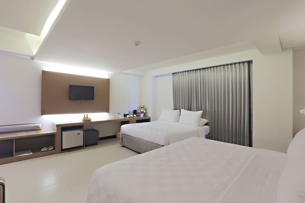 Euphoria Hotel 7/34