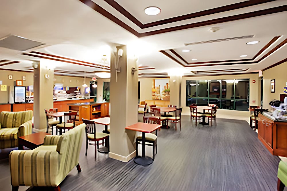 Holiday Inn Express Hotel And Suites Macon West 36/63