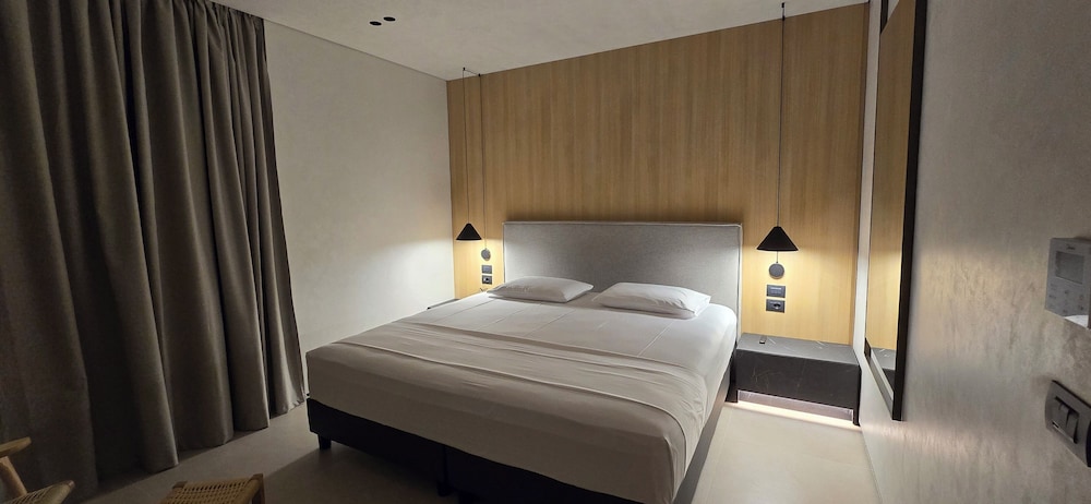 Lion Gate Hotel 16/50