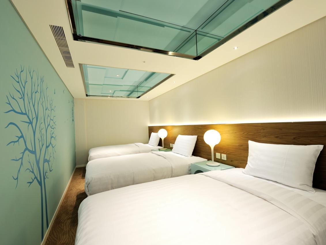 Deluxe, 3 Beds, No Window
