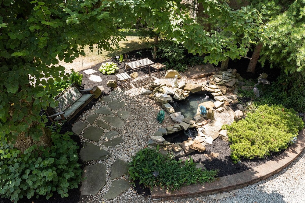 South Broadway Manor Bed and Breakfast 67/72