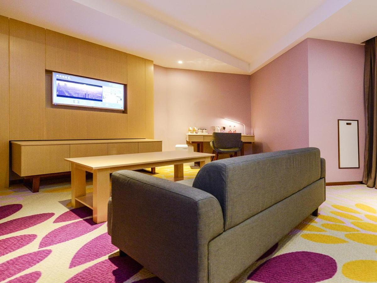Lavande Hotel (Chengdu Xinjin Rulin Road Metro Station) 27/37