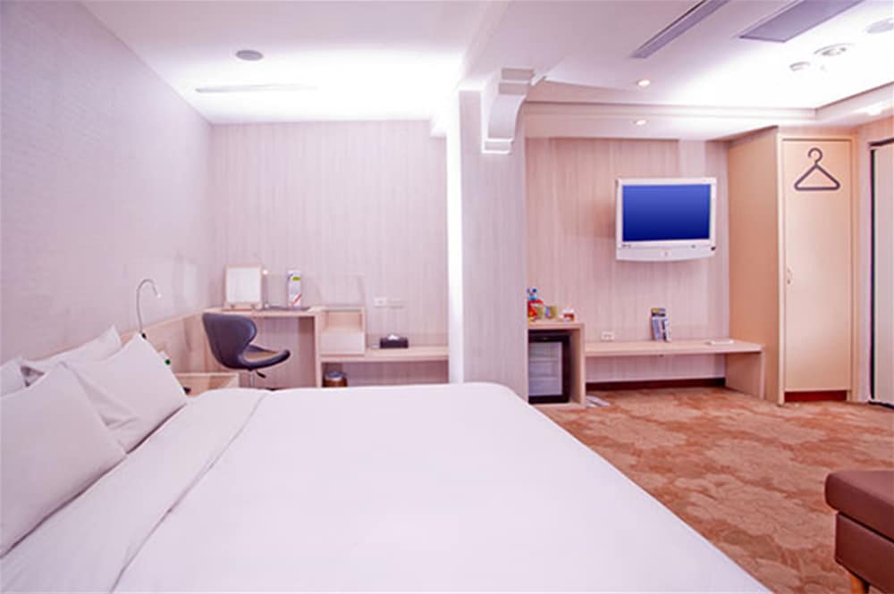 COMFORT, QUEEN BED, CITY VIEW