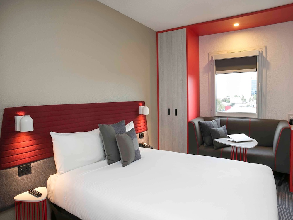 STANDARD, QUEEN BED