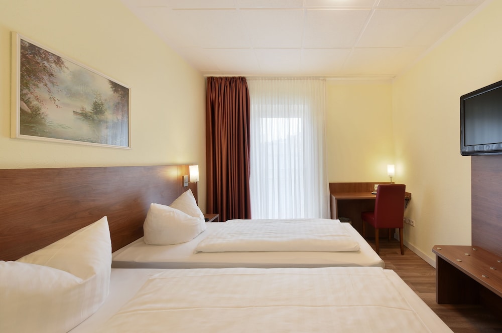 ROOM, DOUBLE BED