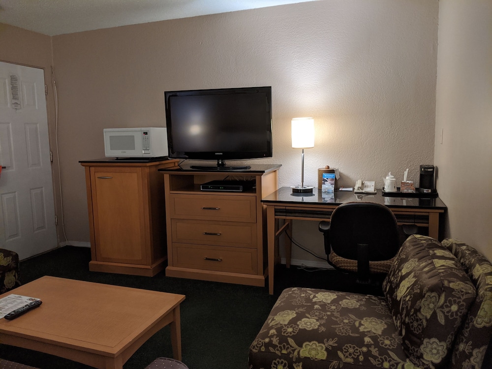 Howard Johnson By Wyndham Downtown Kamloops 31/33