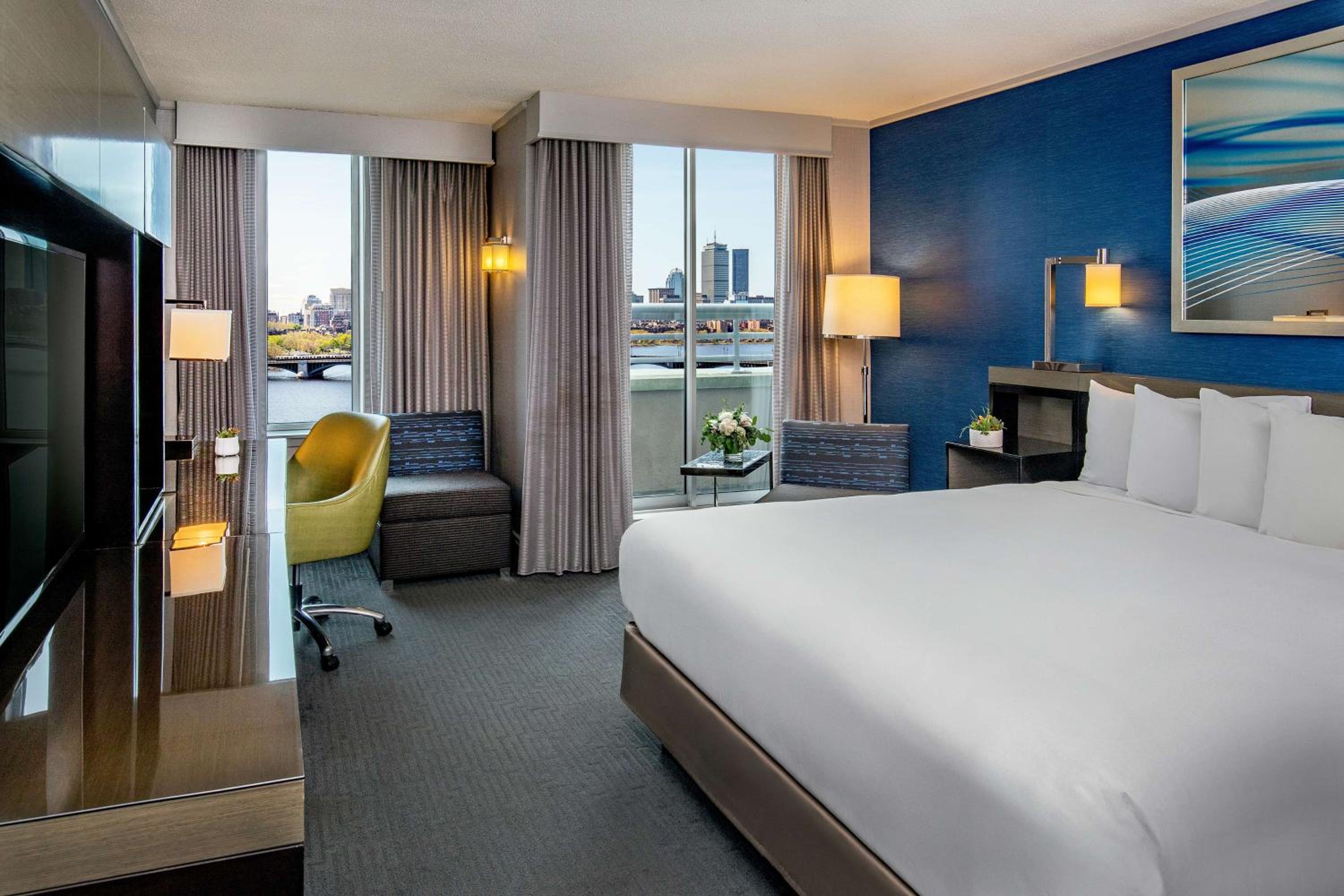 Room, King Bed, River View, Balcony, West Tower
