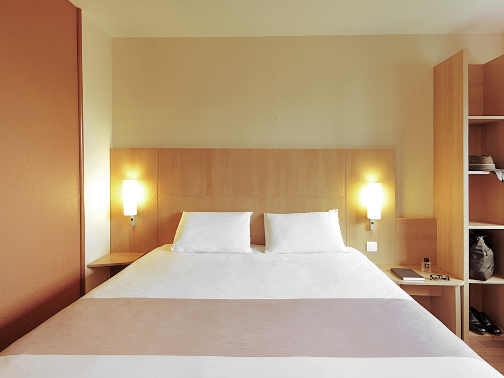 ROOM, DOUBLE BED