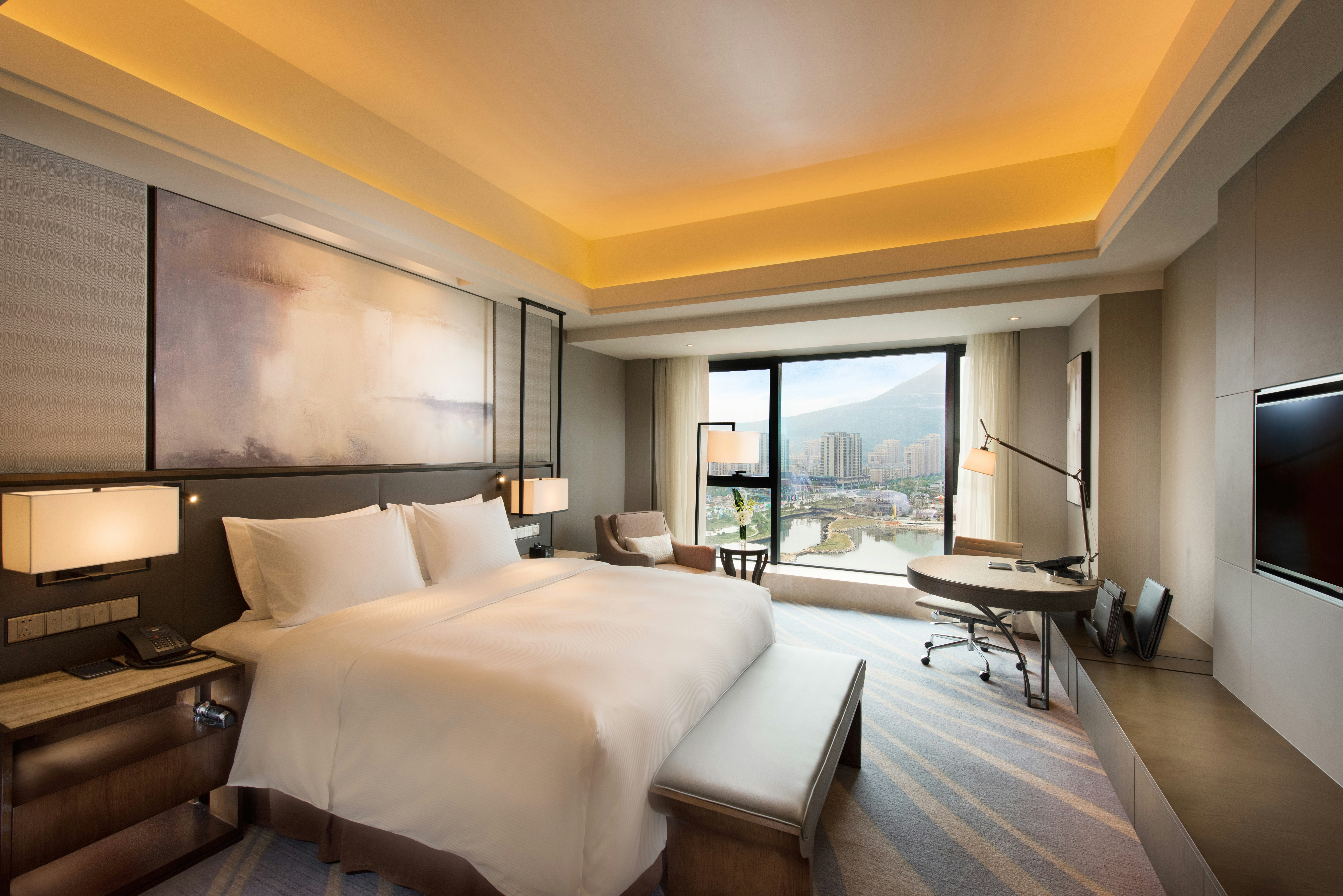 Deluxe, King Bed, Lake View