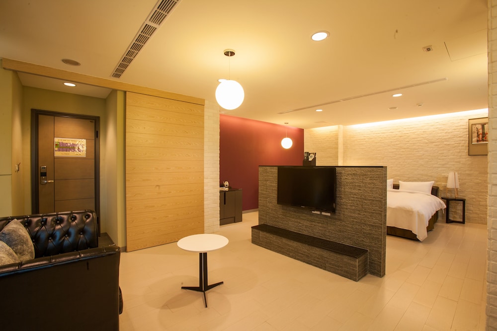 823-Tourist Hotel 50/64