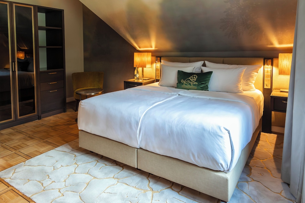 Superior, Queen Bed, Resort View