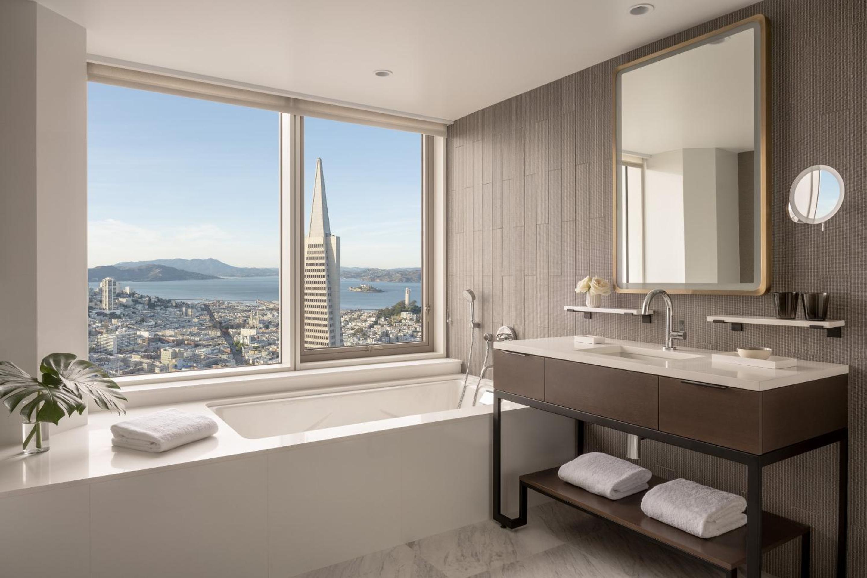 Studio, Suite, King Bed, Golden Gate View