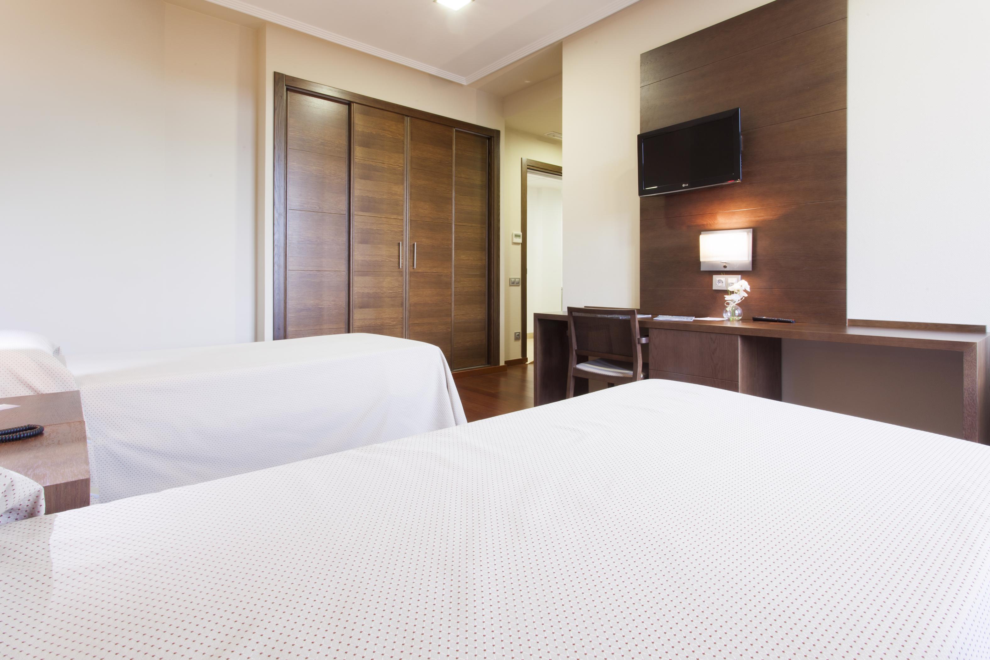 ROOM, DOUBLE OR TWIN BED