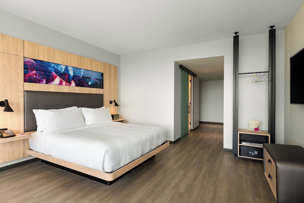 غرفة ركنية بسرير كينج بإطلالة على المدينة لذوي الإعاقة