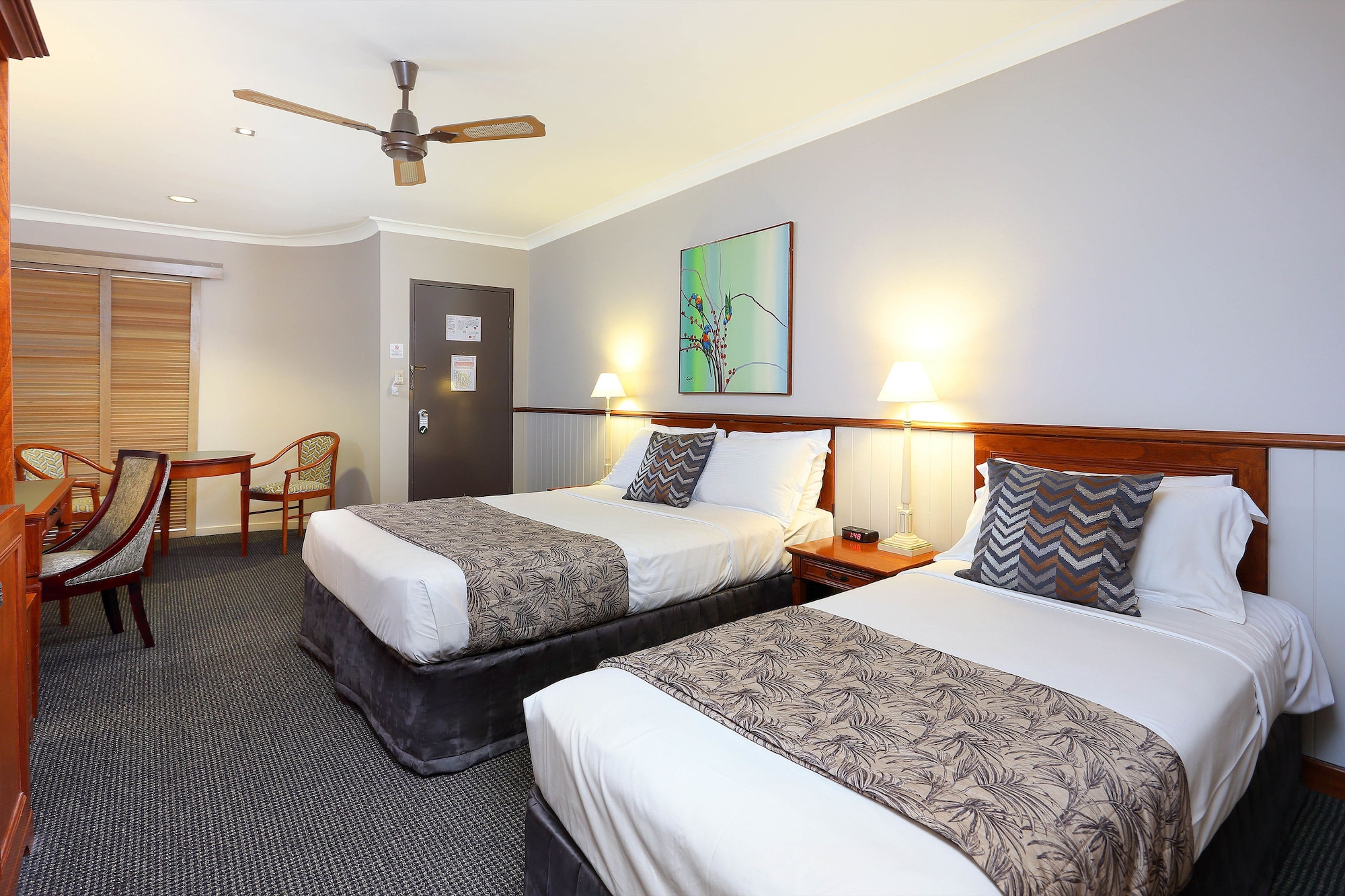 DELUXE, TWIN BEDS