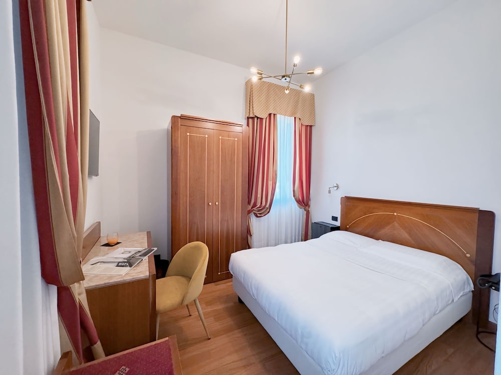 ROOM, FRENCH BED