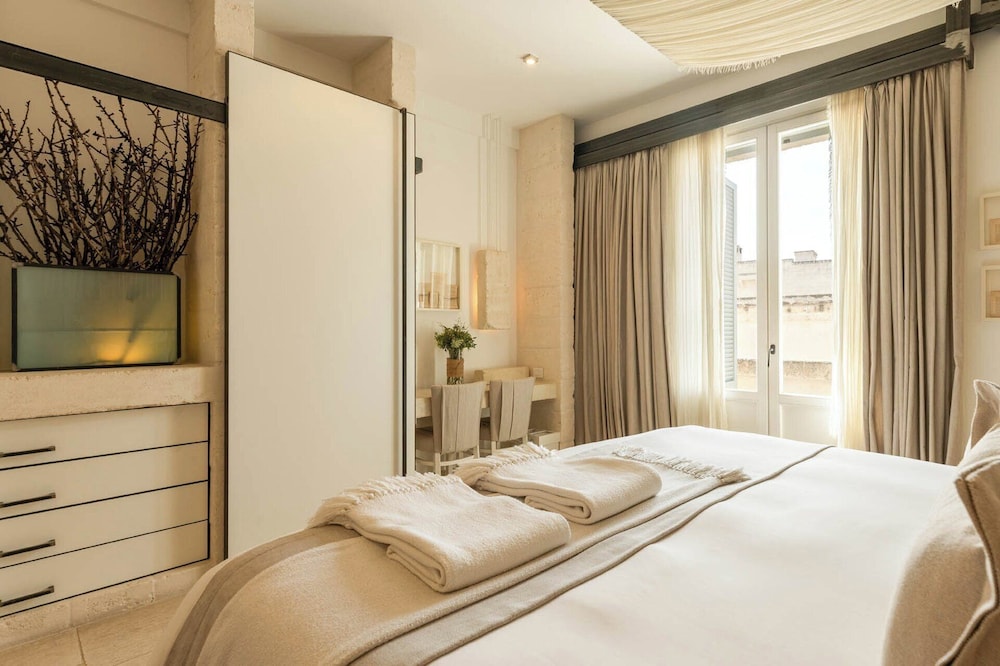 Bella, Superior, King Bed
