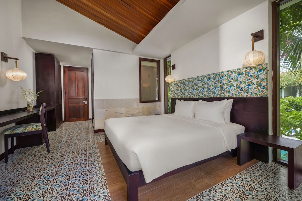 DELUXE, DOUBLE BED, RIVER VIEW