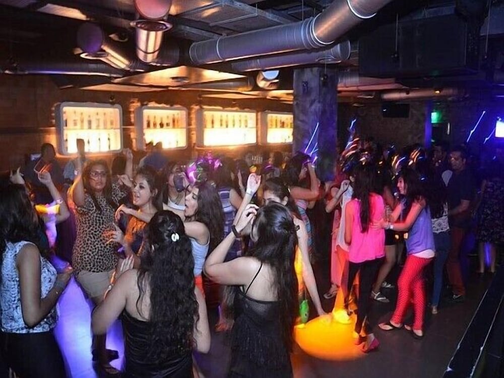 SinQ Party Hotel 31/43