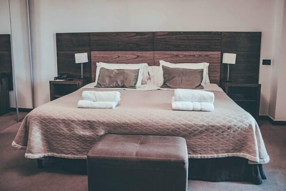 Gallery, Queen Bed