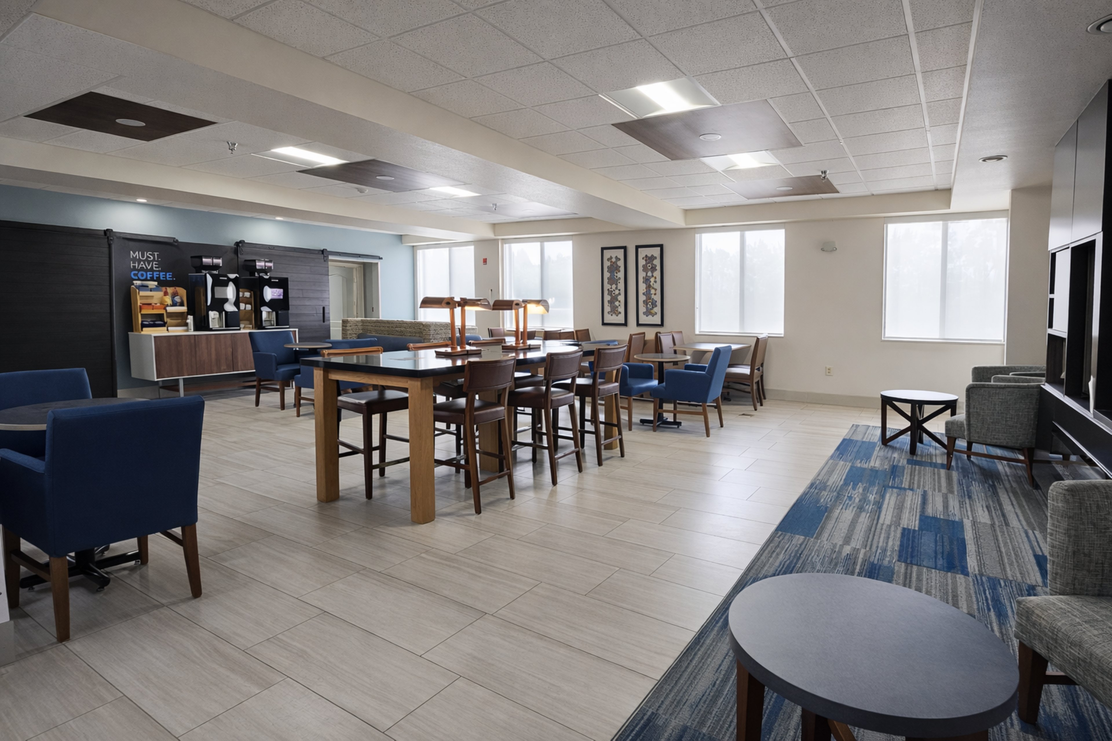 Holiday Inn Express Hotel Suites Winner 60/74