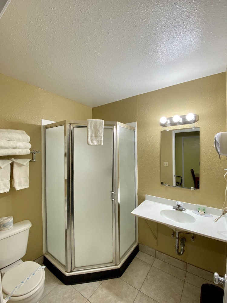 Travelers Inn Medford 30/58