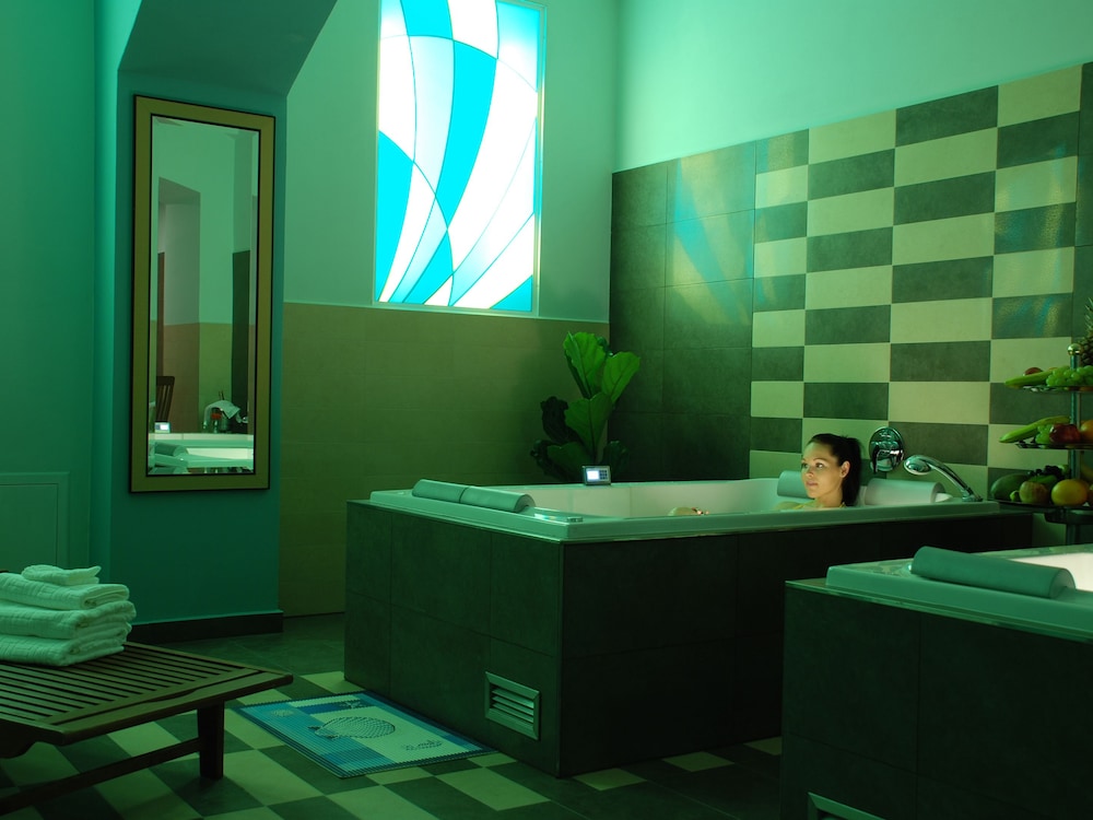 EA Hotel Downtown 40/40