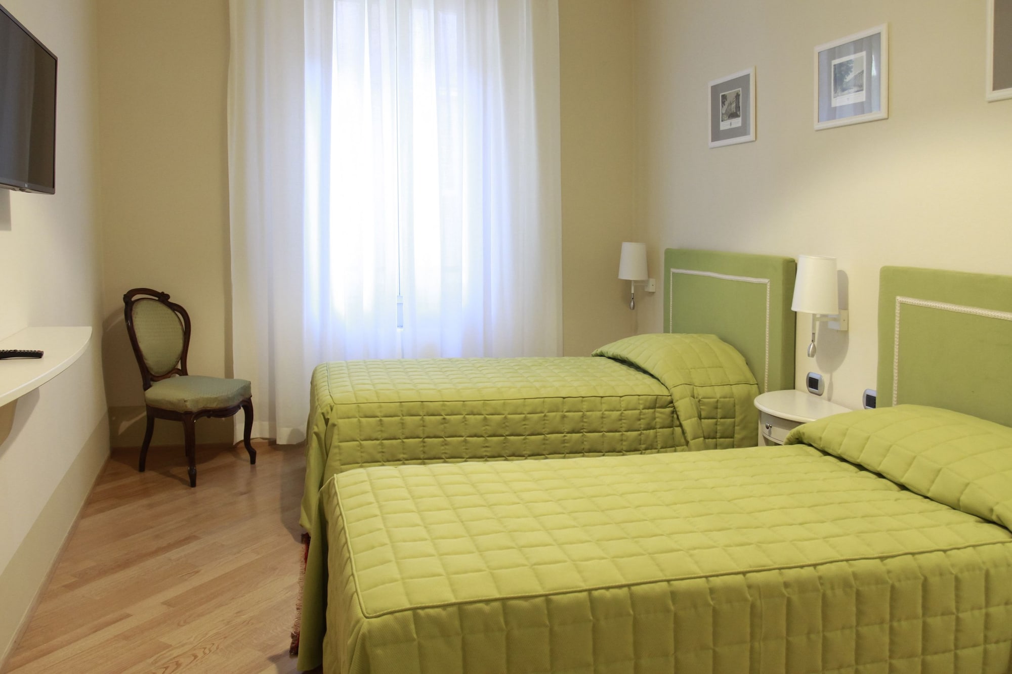 ROOM, TWIN BEDS