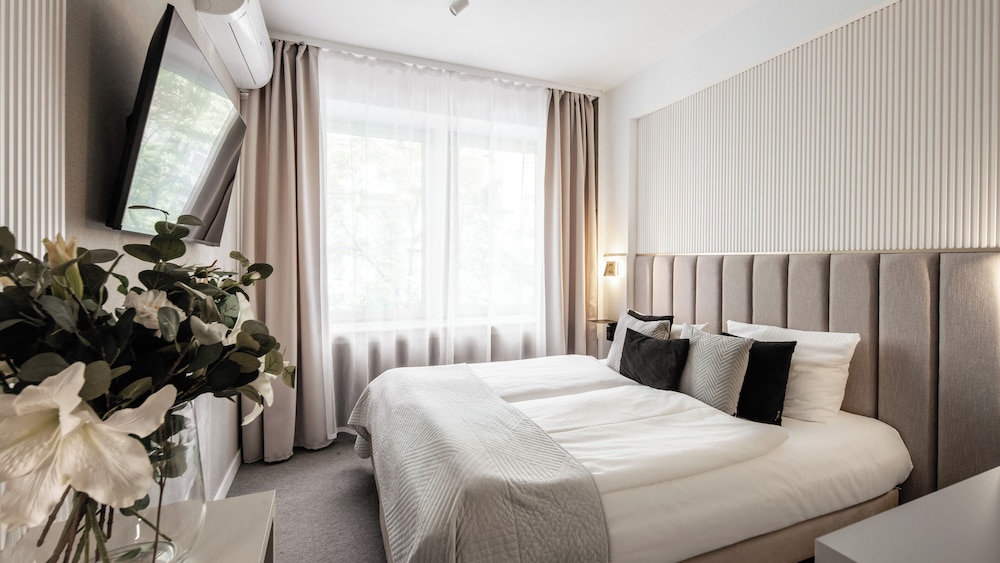 Delta Hotel 24/50