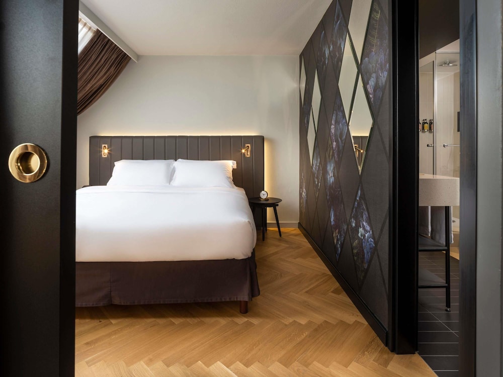 SUITE, KING BED