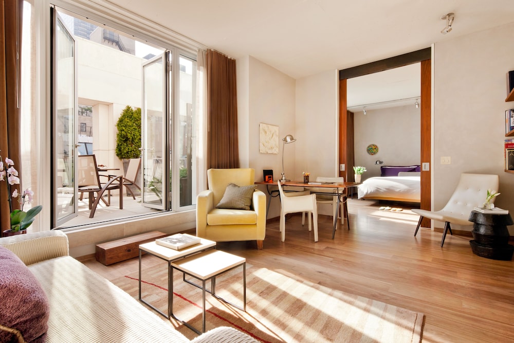 Chambers Hotel 52/70