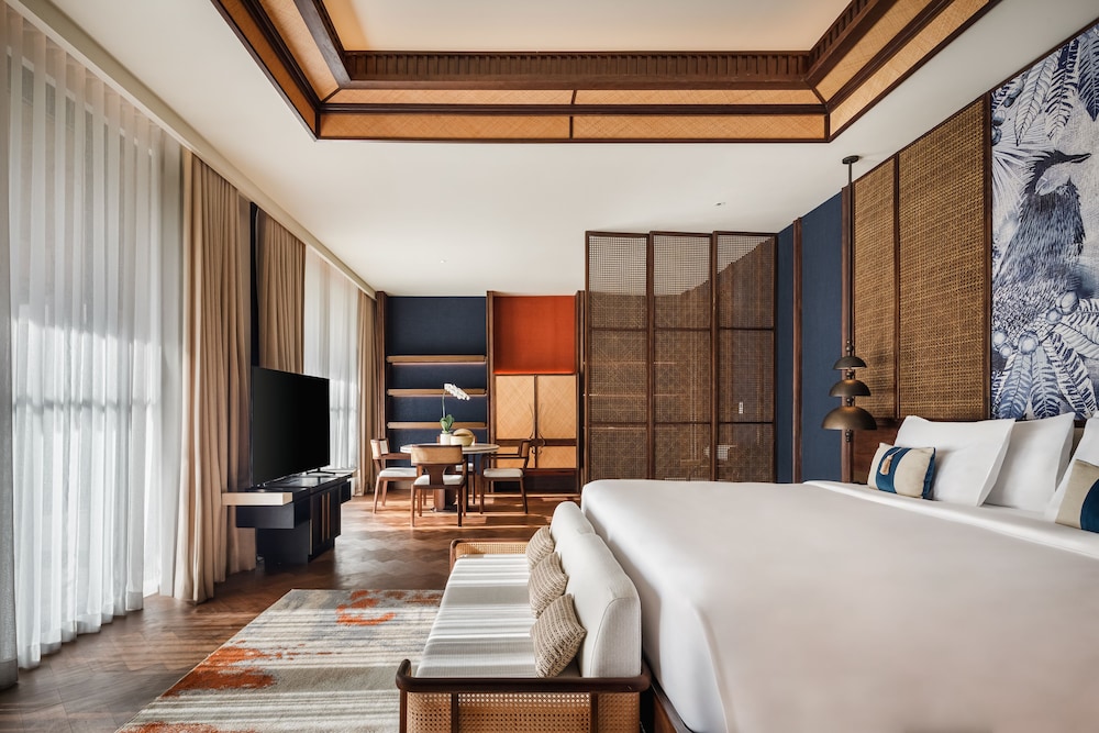 Corner Tropical Suite
