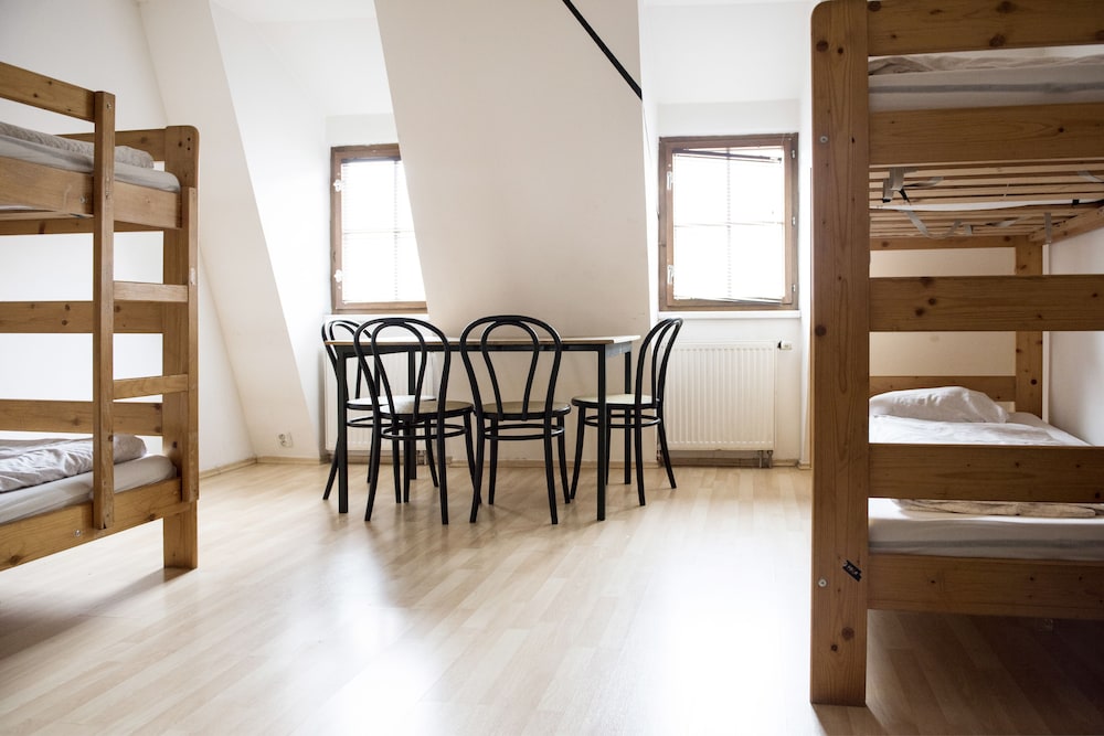 Hostel Eleven 25/48
