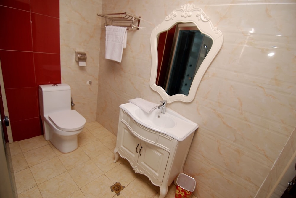ROYAL, SUITE, QUEEN BED