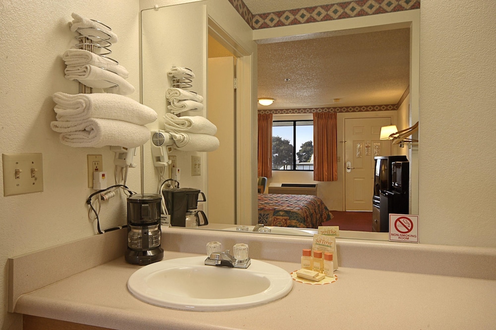 Days Inn By Wyndham Fresno South 28/38