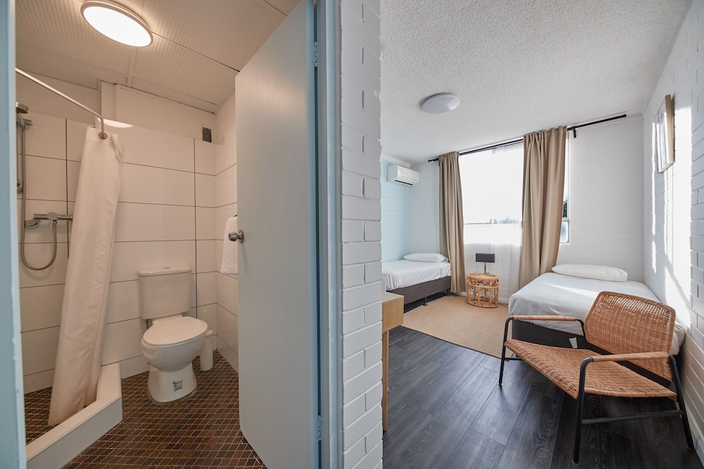 Little Coogee Hotel 15/65