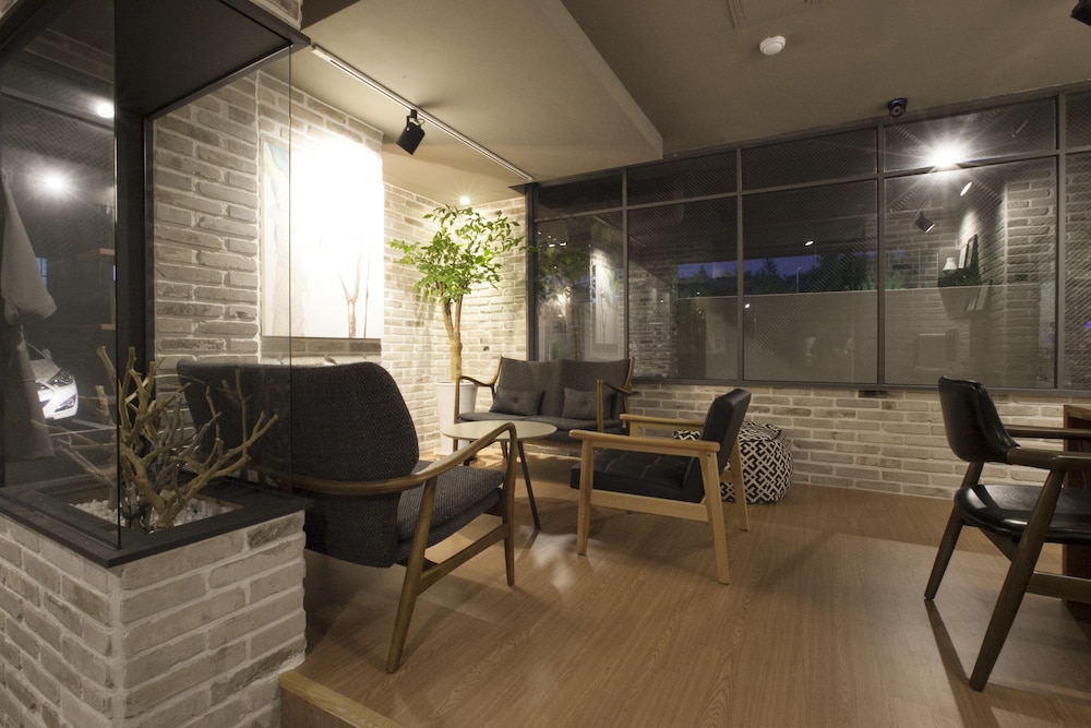 Brown Dot Hotel 30/39