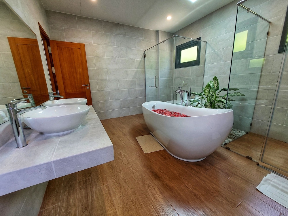 Villa, Single, Beach Front, Sofa، Supalai Scenic Bay Resort and Spa 2/2