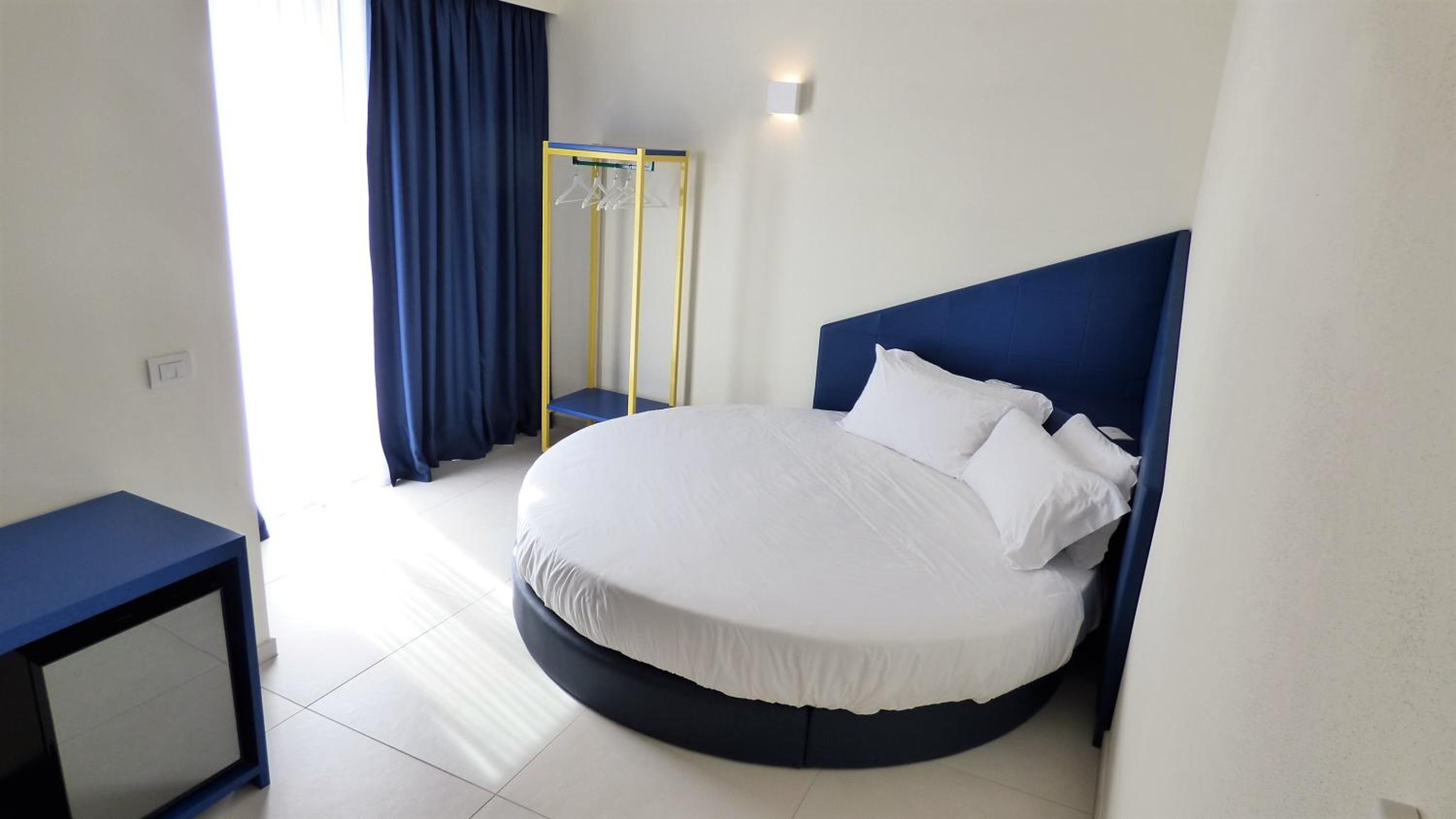 Room, Double Bed, Lateral Side Sea View, Balcony، HOTELTREVI 5/10