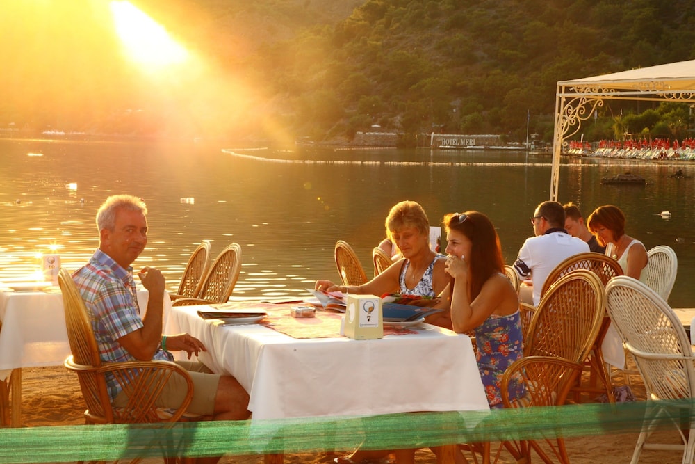 S3 Seahorse Beach Club & Hotel 3/50