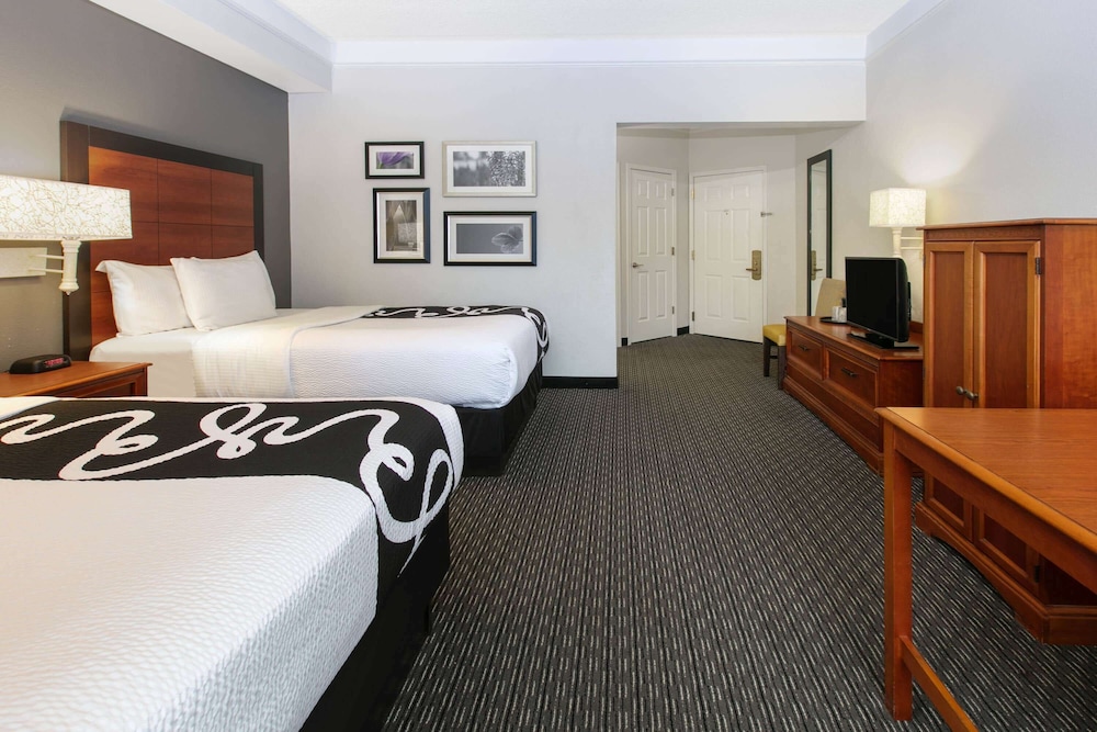 La Quinta Inn Suites Dallas North Central 22/48