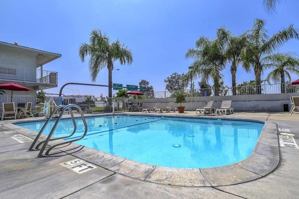 Motel6 Fontana 44/46