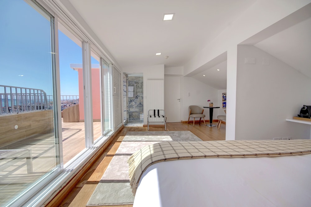 DELUXE, SUITE, BALCONY