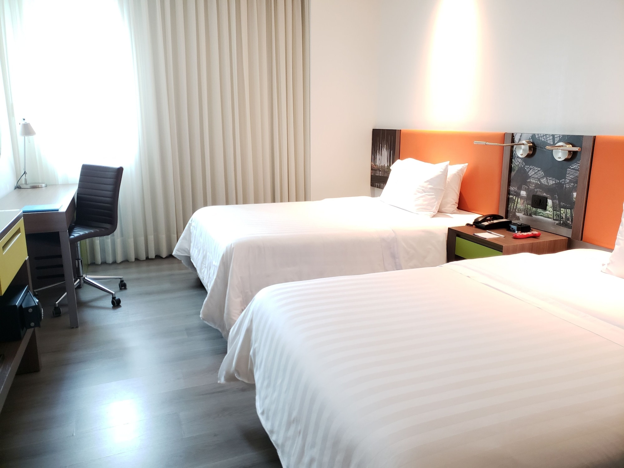 ROOM, TWIN BEDS