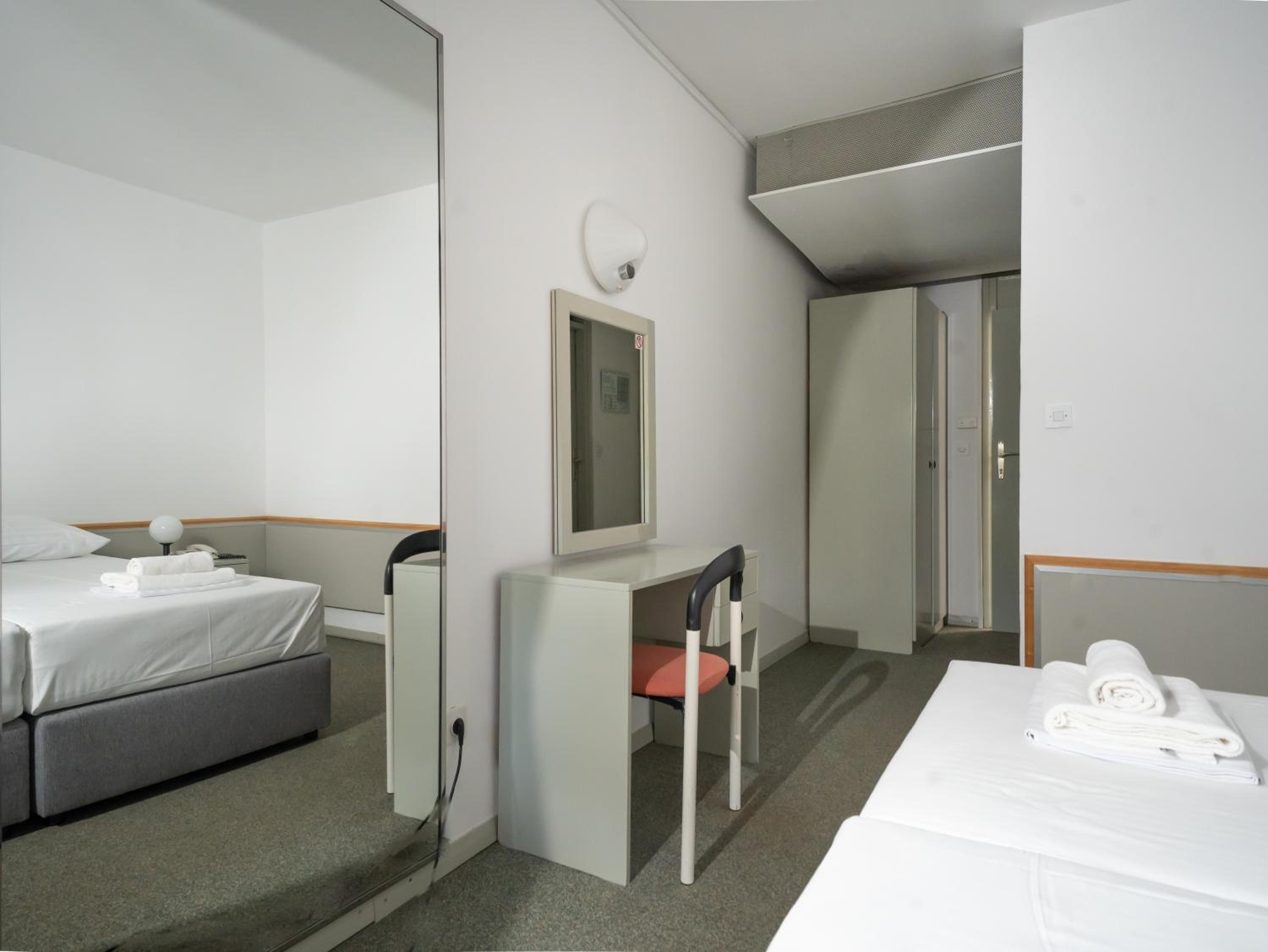 Economy, Double or Twin Bed, No Balcony، Hotel Miran Pirovac 3/8