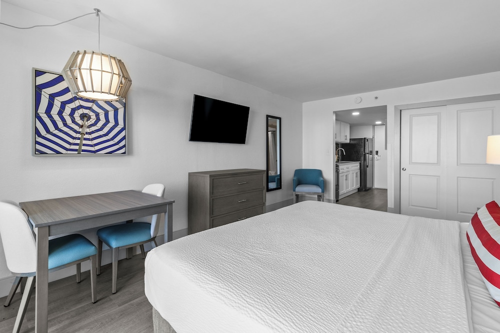 Efficiency, Pinnacle, Deluxe, King Bed, Ocean Front, Sofa، Compass Cove Resort 3/5