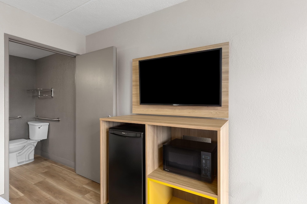 Days Inn by Wyndham Charleston WV 25/33