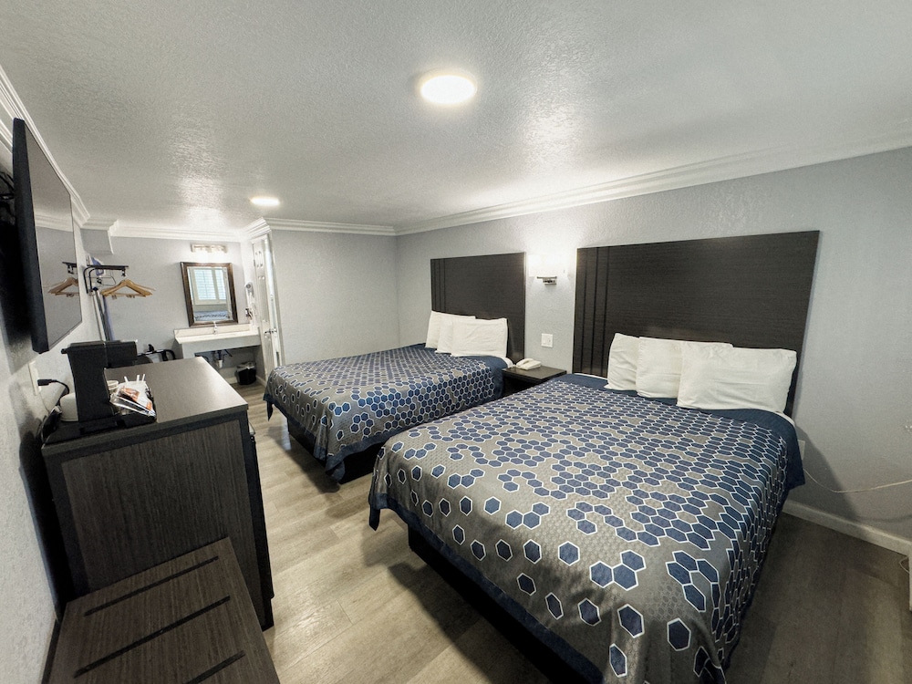 Sea Garden Motel 22/63