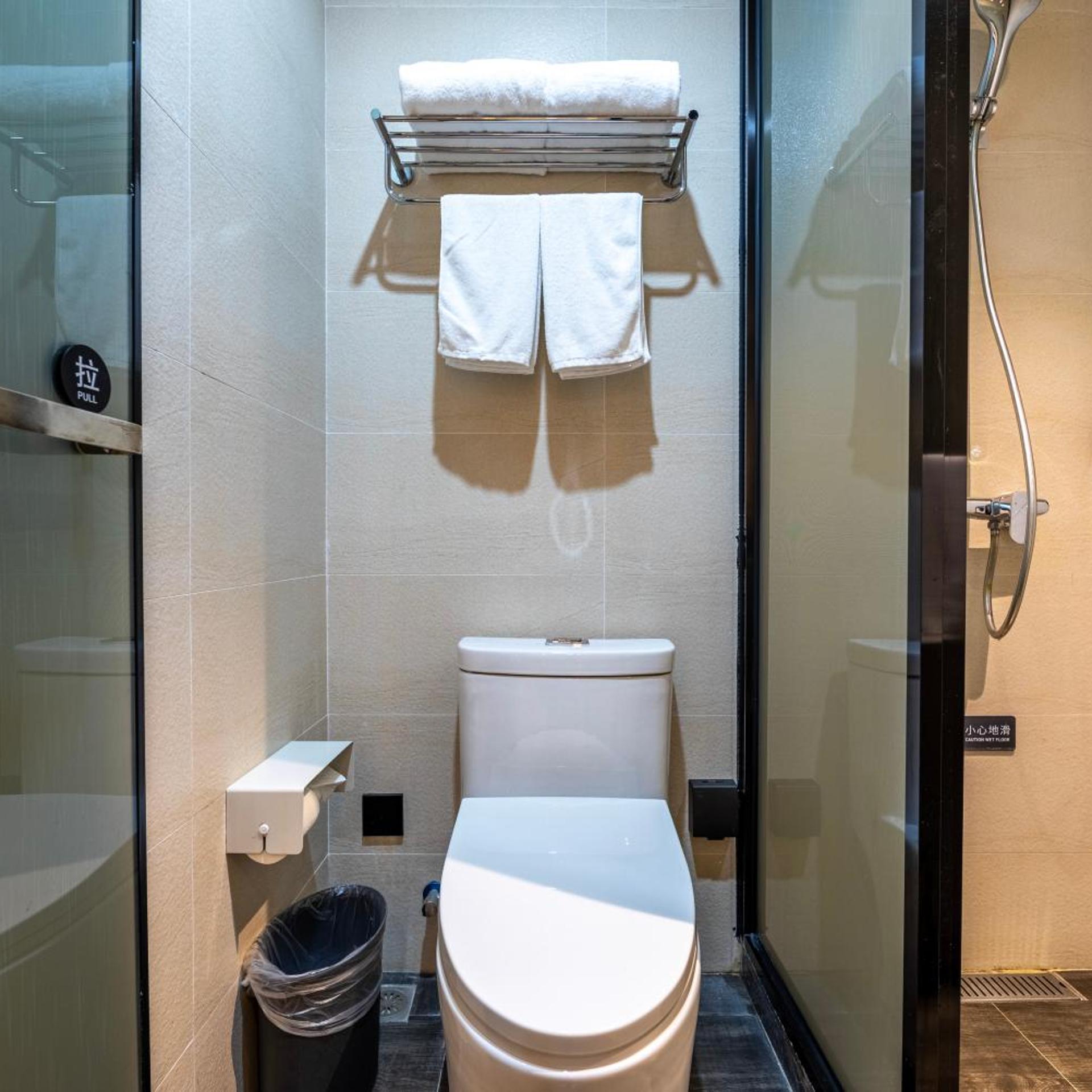 HanTing Premium Hotel (Shanghai Loushanguan Road Subway Station) 47/50